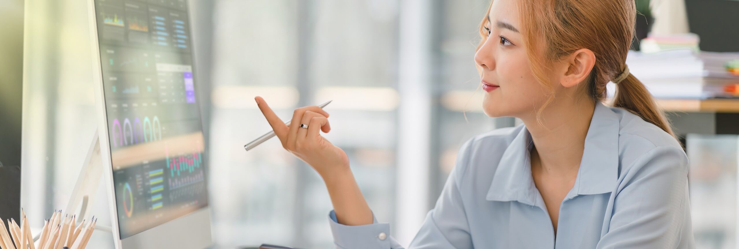 A woman points with her finger, illustrating Textkernel's real-time labor market insights use case.